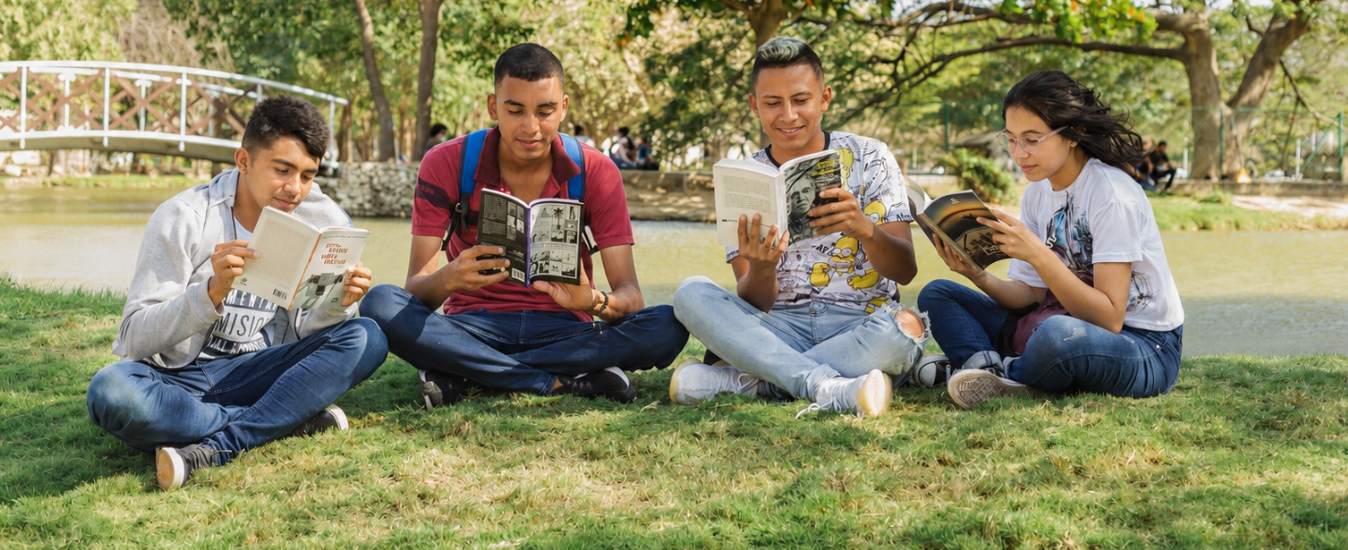 Estudiantes leyendo